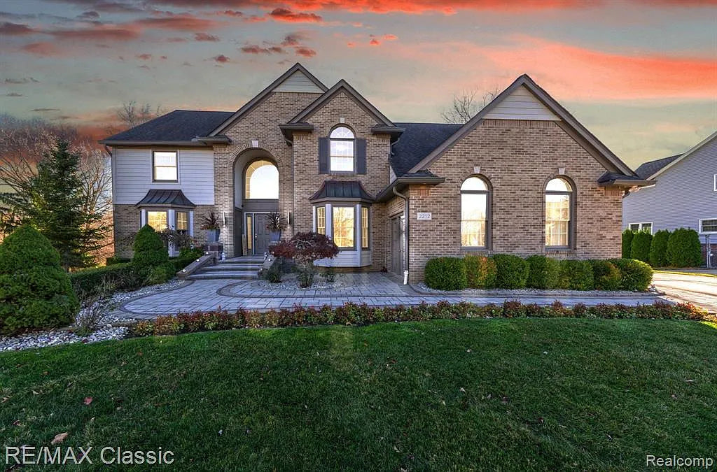 Home for Sale by Hassan Alsalamy | LakesideTroy MI