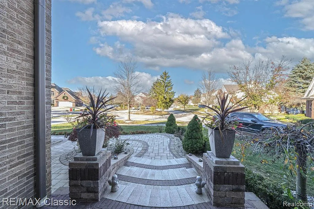 Home for Sale by Hassan Alsalamy | LakesideTroy MI