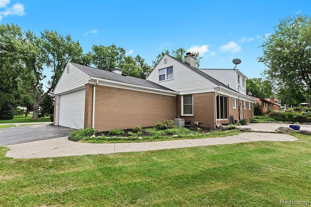 Home for Sale with Lake Privileges - West Bloomfield | Hassan Alsalamy